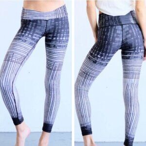 NIYAMA SOL BAREFOOT LEGGINGS IN PEN LINES GRAY BLACK XS